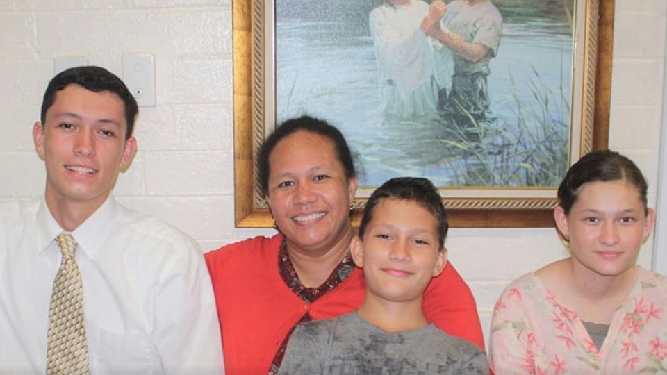BYU-Pathway-Worldwide-graduate-Lani-Smolik-at-home-with-her-children-in-Samoa-who-have-also-used-Pathways-to-further-their-own-educations.-September-2021