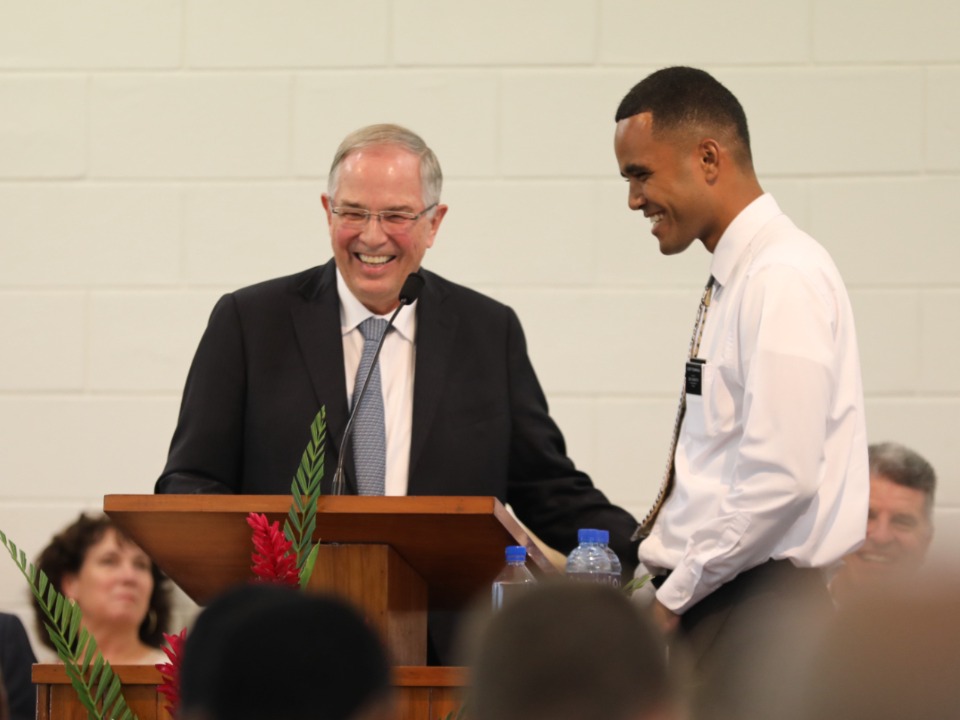 Elder Neil L. Andersen meets with missionaries in Fiji on 10 November 2022.