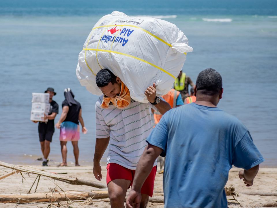 Moisés-Foliaki-ayudado-traer-a tierra-emergencia-suministros-en-Nomunka-Isla-después del-tsunami-el-15-enero-2022.-Tonga