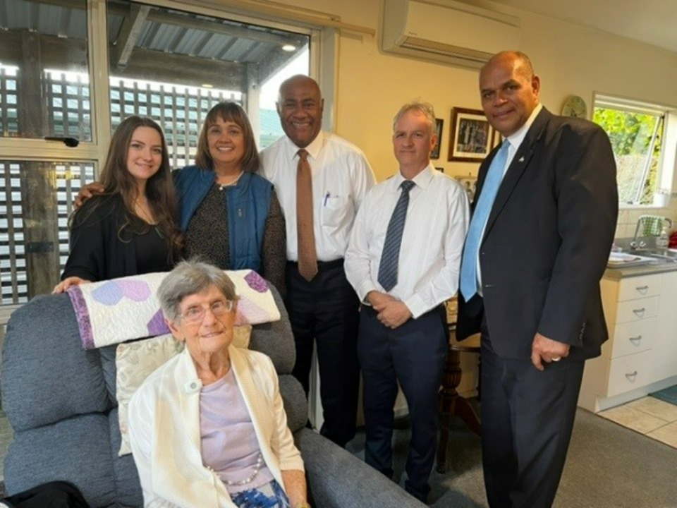 Sister Jill Palmer (seated) with members of her family and Elders Taniela B. Wakolo and Paul B. Whippy. Sunday 18 September, 2022. Auckland, New Zealand.